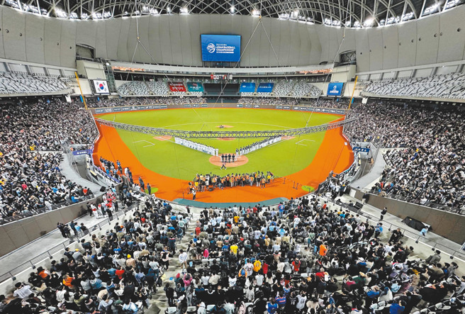 亞錦賽日、菲大戰後，有一家四口受困在大巨蛋的梯間內，所幸撥打112，20分鐘後獲救。（圖／中時資料照）