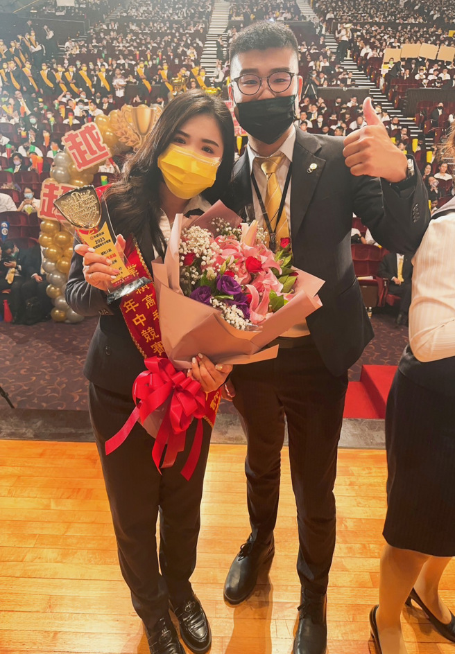 许玮哲与姐姐许湘琳都在永庆实现收入翻倍成长的薪成就。图/永庆房屋提供