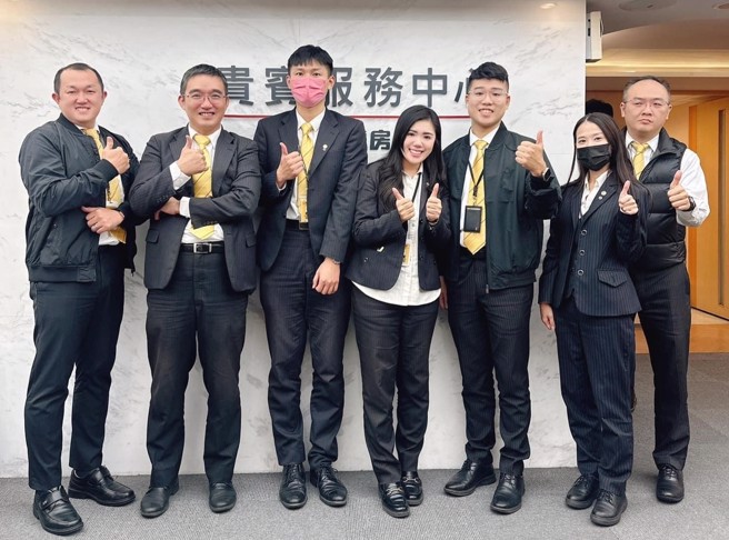 永庆房屋重视团队合作，与传统业务同事间互相竞争不同，因此许玮哲(右三)与姐姐许湘琳(图中)有多次联手成交的满意服务。图/永庆房屋提供