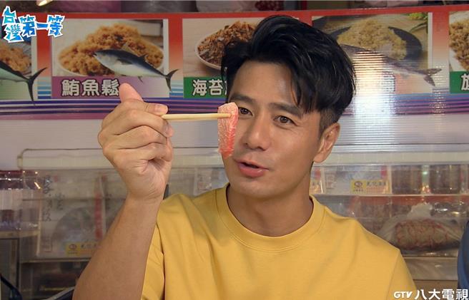 郭彦均大啖美食。（八大提供）