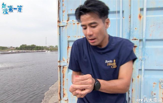 郭彦均不小心被刺伤。（八大提供）