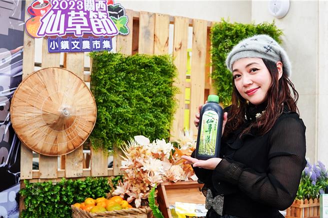 新竹縣關西仙草節16和17日登場，藝人秀蘭瑪雅7日宣傳指活動內容豐富有趣，歡迎民眾一起到關西鎮遊玩。（羅浚濱攝）