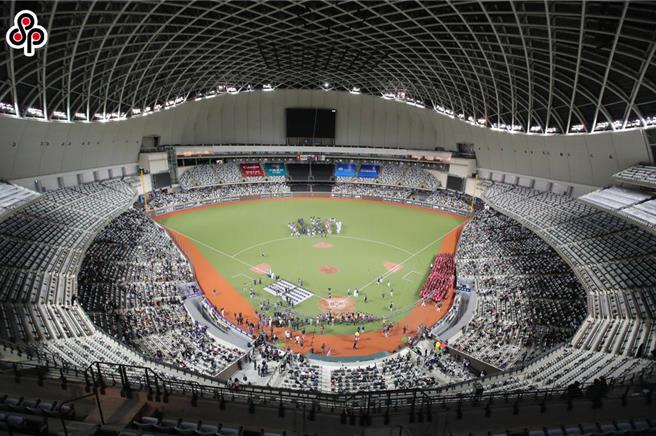 大巨蛋6日日菲大战后，有民眾在网路上表示受困于逃生梯内长达20分钟，且内部充满浓浓菸味。对此台北市长蒋万安允诺，会责成远雄尽速改善标示指引，并加强禁菸管制；远雄则回应，已立即全面清查，并针对未开放的工区及逃生梯以标示阻隔，也会针对违规吸菸加强巡检与管理。（本报资料照片）