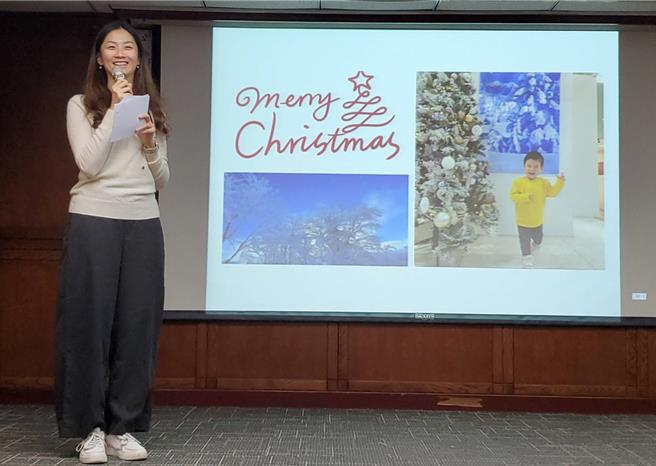 陈华与儿子制作圣诞贺卡，提前祝大家圣诞快乐。（翻摄画面）