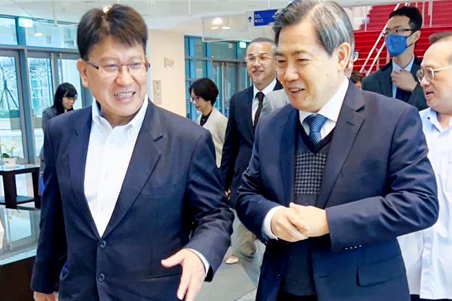 立委林思铭（左）带队考察法官学院，向司法院秘书长吴三龙（右）建议法官学院的相关课程未来可开放给大学法律系的学生、司法研究生有付费学习的机会。（林思铭团队提供／罗浚滨新竹传真）