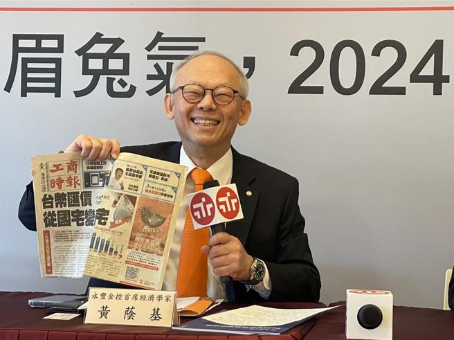 永豐金控首席經濟學家黃蔭基認為明年台股會衝破萬八，且股債雙多，魏喬怡攝
