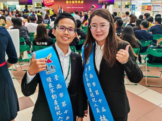 台南市地政局选出今年度优良不动产经纪人员，信义房屋永康盐行店经理陈萱蓉（左）、海安文元店主任林筱耘双双获选。(图/信义房屋 提供)