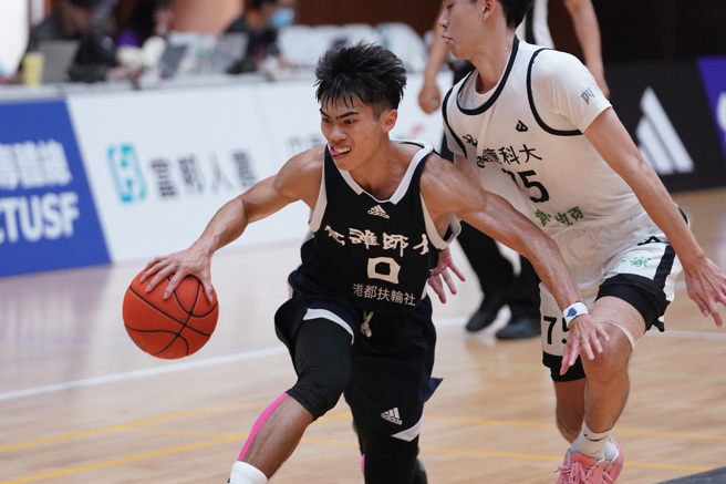 高雄师大魏莨哲（左）拿下全场最高24分，外加9篮板、6助攻。（大专体总提供）
