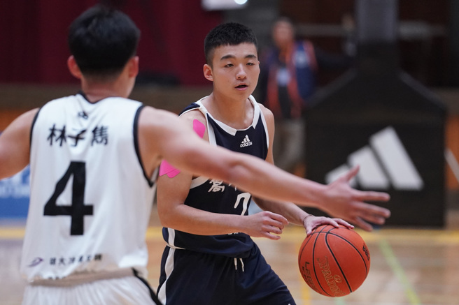 高雄师大王语烽（右）10分、7助攻。（大专体总提供）