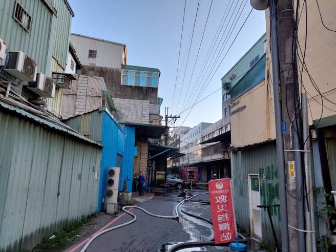 起火的工厂位于巷弄内。（翻摄画面）