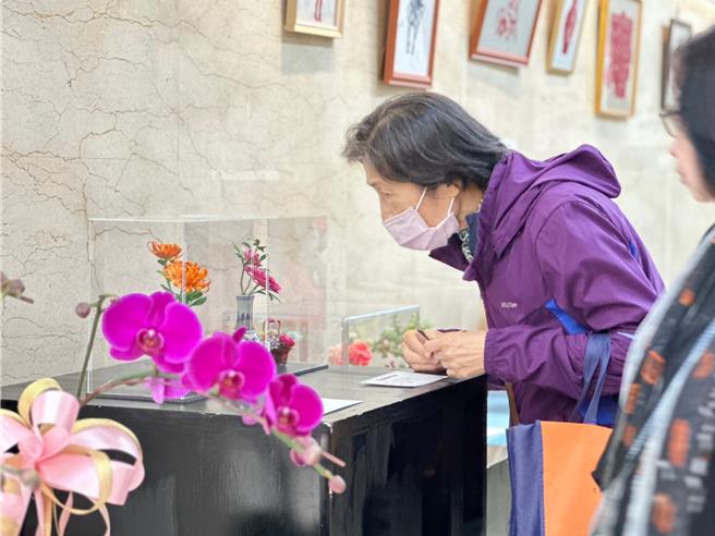 2023年12月07日澎湖縣／湖西鄉公所文化藝廊七日起展出五姊妹手創聯展，以絲線巧妙地創作出纏花飾品，綻放出繽紛的藝術之美。（湖西鄉公所提供／許逸民澎湖傳真）