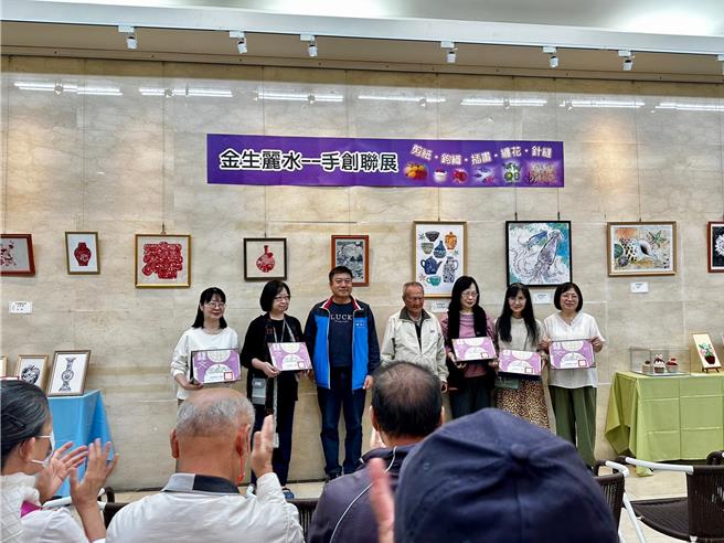 2023年12月07日澎湖縣／湖西鄉公所文化藝廊七日起展出五姊妹手創聯展，90幾歲高齡的紀父（左四）亦到場，和湖西鄉長陳振中（左三）合影。（湖西鄉公所提供／許逸民澎湖傳真）