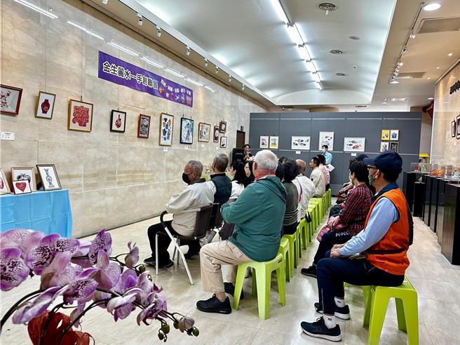 2023年12月07日澎湖縣／湖西鄉公所文化藝廊七日起展出五姊妹手創聯展，分別展出紀家五姊妹紙雕、鉤織、插畫、纏花和手作娃娃等五樣手創才華。（湖西鄉公所提供／許逸民澎湖傳真）