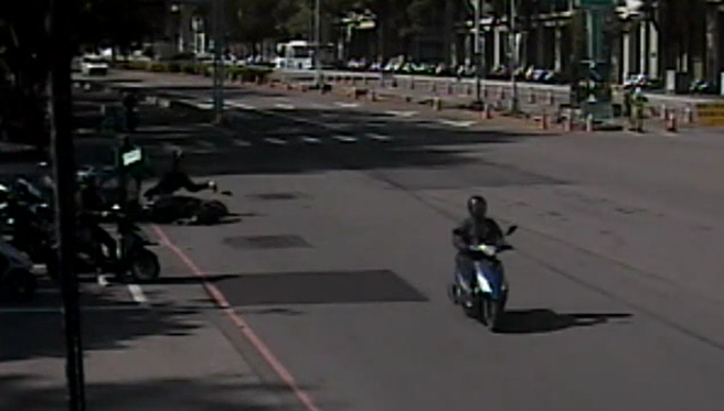 台中市屯区台湾大道、福林路口下午1时许发生严重车祸，有驾驶恍神将待转区的多位骑士撞飞，造成7人受伤。（图／翻摄自影片）