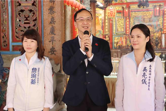 国民党主席朱立伦（中）在受访时指出，希望郭台铭能够来协助国民党。（吕妍庭摄）