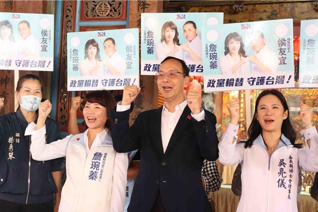 国民党主席朱立伦7日下午来到嘉义县、市，先陪同党籍嘉县海区立委参选人詹琬蓁（左二）至水上乡璇宿上天宫上香、造势。（吕妍庭摄）