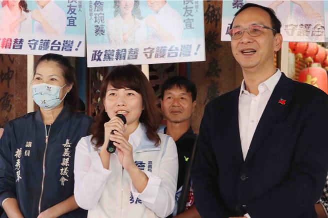 詹琬蓁说，现在诈骗案件非常多，让她觉得民进党骗选票骗太多了，希望乡亲可以觉醒。（吕妍庭摄）