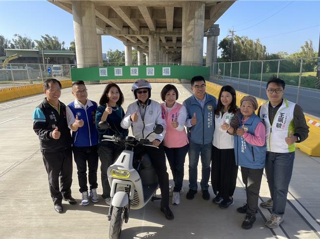 桃园市交通局与交通部公路局合作，利用平镇区台66线桥下閒置空间，规画机车考照练习场7日启用。市长张善政（左四）鼓励民眾多加利用。（吕筱蝉摄）
