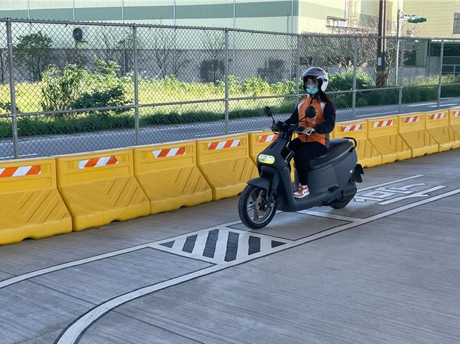 桃园市交通局与交通部公路局合作，利用平镇区台66线桥下閒置空间，规画机车考照练习场7日启用。（吕筱蝉摄）