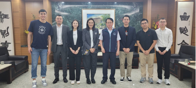 海神球员唐维杰（左起）、执行长李伟诚、董事长兼领队侯嘉骐、T1联盟会长钱薇娟、桥头地检署检察长张春晖、T1联盟秘书长王志群、主任检察官谢长夏、检察官黄圣渊共同宣告防堵各种不法情事影响运动发展。（T1联盟提供）