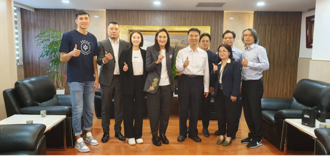 海神球员唐维杰（左起）、执行长李伟诚、董事长兼领队侯嘉骐、T1联盟会长钱薇娟、高雄地检署检察长洪信旭、襄阅主任检察官宋文宏、主任检察官吕建兴、检察官林恒翠、检察官姚崇略。（T1联盟提供）