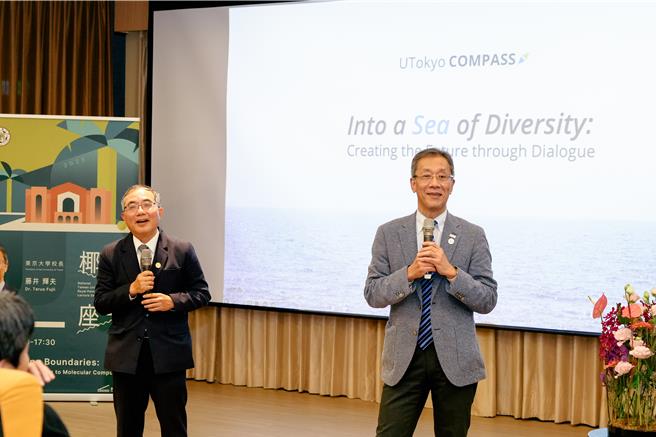 台湾大学椰林讲座邀请东京大学校长藤井辉夫（右）在演讲后接受现场师生提问，问题从海洋专业到校园治理等，藤皆一一耐心答覆。台大校长陈文章则担任演讲主持人（左）。（台大提供）