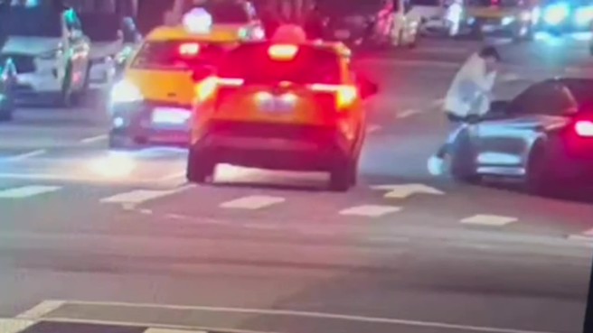 北市1名22岁文姓男子酒驾擦撞杨男驾驶之营小客，再失控撞上林男停放路旁之自小客。（翻摄画面）