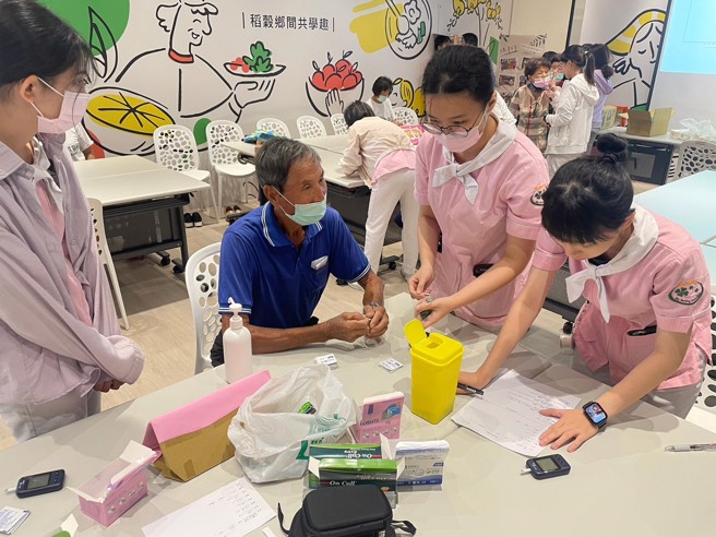 护理系为长者进行健康评估，将正确的卫教知识，以浅显易懂的方式传递给在地居民。(照片/义守大学提供)