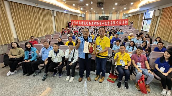 來自南洋4國7個地區的54位僑青代表7日下午返回故鄉金門尋根交流，副縣長李文良(前排左六)熱情迎接並致贈各會館代表金門高粱酒留念。(于家麒攝)