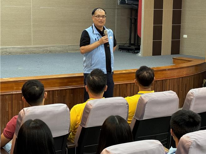 金門縣副縣長李文良(中)代表縣長陳福海熱情迎接僑青交流團，期盼在5天4夜的返金尋根之旅能有豐富的收穫。(于家麒攝)