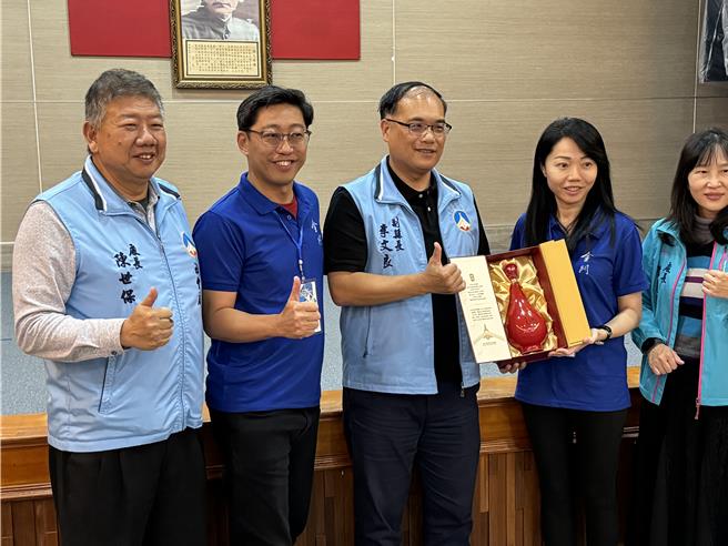 金門縣副縣長李文良(中)熱情迎接僑青交流團，並致贈各會館代表金門高粱酒留念。(于家麒攝)