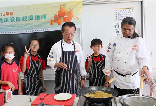 在大厨指导下，学童学习酥炸乌鱼块、了解乌鱼是如何由产地到餐桌。（吕妍庭摄）