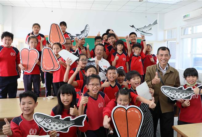 今年校园食鱼教育活动启动，首站7日在布袋镇景山国小登场。（吕妍庭摄）