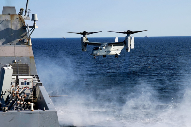 駐日美軍CV-22型魚鷹機墜海，美軍6日宣布全面停飛，不過有日本民眾仍相當擔憂，認為「最好別再飛了」。（資料照／路透社）