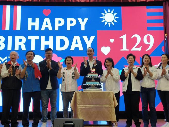 国民党嘉义市党部今天办年党庆活动，主席朱立伦、副主席黄敏惠、张秀华与全场人切蛋糕。（廖素慧摄）