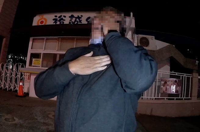 高雄1名55岁李姓男子，酒测前他竟想出怪招，狂拍胸脯想把「酒气拍掉」，最终酒测值高达0.55毫克，当场遭逮捕送办。（翻摄画面）