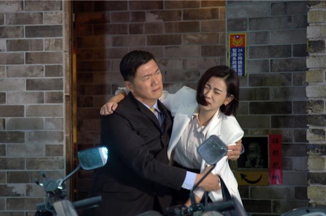 米可白剧中被客户灌酒下药后打包回摩铁。（台视提供）