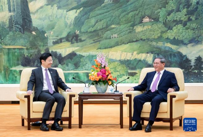 大陆与新加坡将30天互免签证。图为大陆总理李强在人民大会堂会见新加坡副总理兼财政部长黄循财。（新华社）