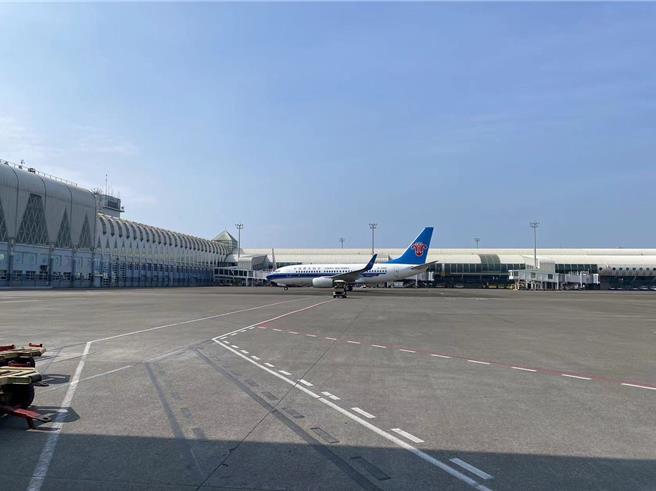 中國南方航空在高雄復航武漢首日，採用737機型執飛，在每週四往返一班。（中國南方航空提供／任義宇高雄傳真）