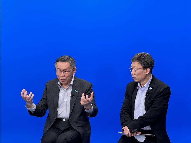 民眾党总统参选人柯文哲今录制「乡民大学问」网路节目，并与扮成他的艺人郭子乾同台，画面逗趣。（李奇叡摄）