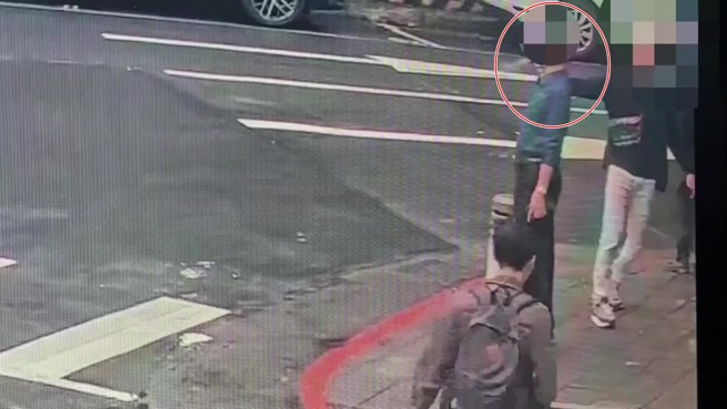 29歲陳姓男子遭計程車司機趕下車後心情不佳，竟持辣椒水朝路人噴灑。（翻攝畫面）