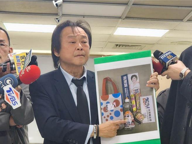 民进党立法委员参选人王世坚反批莫名其妙，受邀参加地方餐叙不会空手去白吃白喝，都会选择适合的礼物带去，当天游淑慧也有送礼物，「是因为看到我比较受欢迎才这样吗？」。(黄敬文摄)