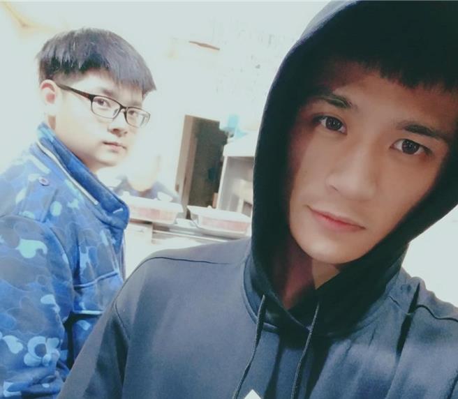 拳击国手杜柏纬（右）胞弟上月因车祸离世，他近日发文悼念弟弟，表达思念。（撷自杜柏纬脸书／邱立雅竹市传真）