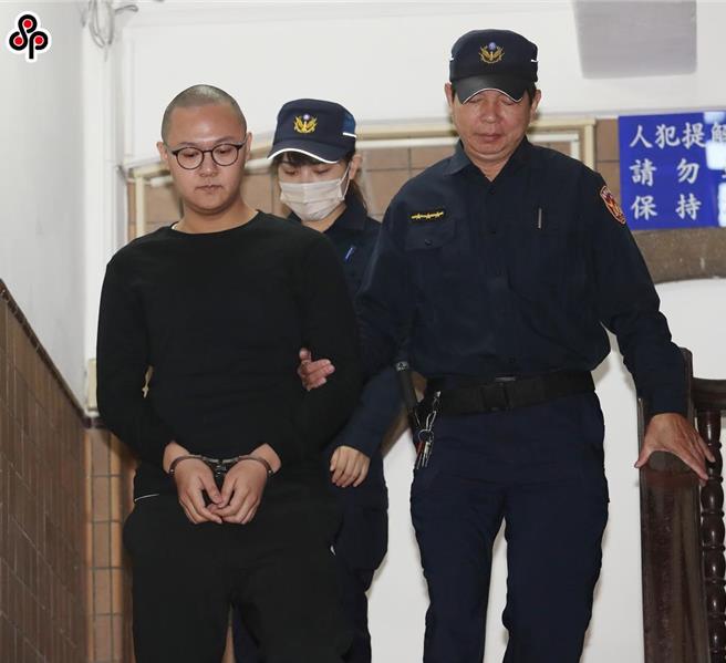 男子李佳修（左），去年酒後無照駕駛、競速狂飆撞死王姓單親父親，台北地方法院由國民法官參審後，依不能安全駕駛動力交通工具致人於死罪判刑7年2月，李不服提上訴，成為首件台灣高等法院國民法官參審制的上訴案件，合議庭7日開庭審理，並提訊李男出庭。（劉宗龍攝）