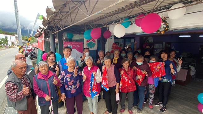 台東縣池上鄉慶豐及萬安伯公照護站6日揭牌成立。（蔡旻妤攝）