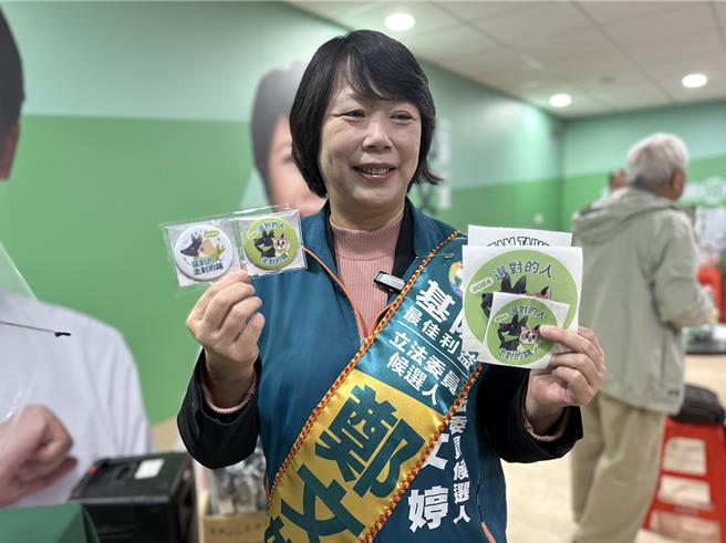 基隆立委選戰白熱化，民進黨立委候選人鄭文婷7日推出第二波競選小物，其中一個為「撐基隆」防水貼紙，可黏貼在透明雨傘上；還有眾多朋友敲碗的可愛貓狗胸章，期盼不管是貓派狗派都能站出來挺台灣。（鄭文婷辦公室提供／徐佑昇基隆傳真）