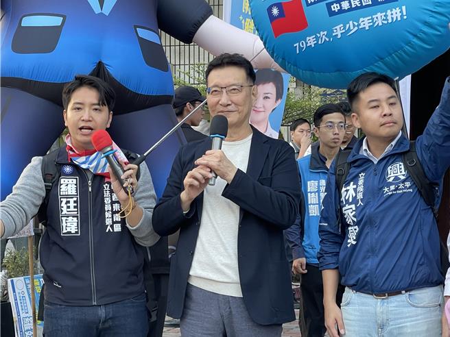 国民党副总统参选人赵少康（中），7日下午专程南下台中，陪同党籍立委罗廷玮（左）、林家兴（右）站在车水马龙的精武路与进化北路口拜票。（王煌忠摄）