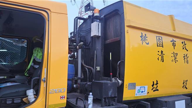 桃園市率全國之先，採用智慧化管理，9月起在全市16台垃圾車裡面，試辦裝設紅外線監測器，隨時偵測垃圾車的收運的垃圾體積。(環保局提供／蔡依珍桃園傳真)