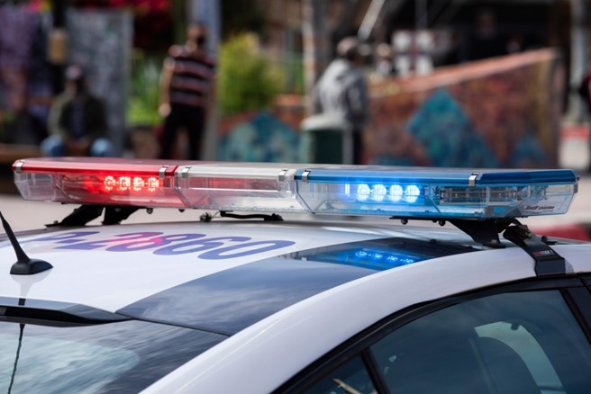 警方調閱監視器尋人，破窗將人順利救出送醫。（中時資料照）