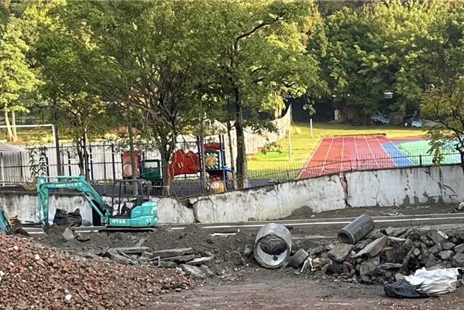 基泰大直9月因施工不慎，造成邻房龟裂下陷，邻近的道明外侨学校7日也传出围墙下陷约30公分，惊动周边住户。建管处表示，经现场勘察并比对9月照片，研判并无下陷，围墙裂缝则为基泰大直事故时已产生。（台北市议员陈怡君提供／刘彦宜台北传真）